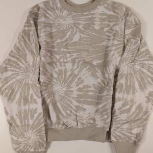 New beige tie dye sweatshirt, just tried once. Is too big for me.