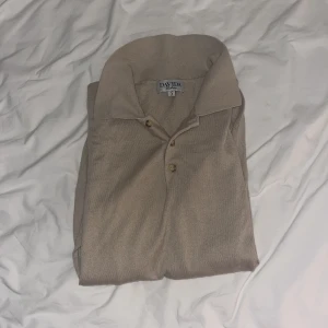 Davida Cashmere tröja - Säljer denna vackra Cashmere tröjan, tröjan är nästan aldrig använd, tröjan växte ur mig lite snabbt. Nypris 2300