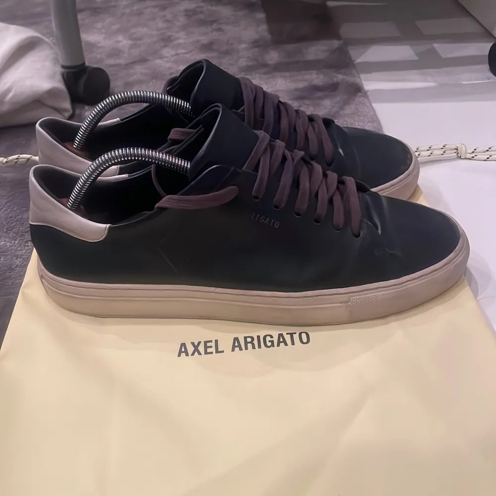 Axel arigato skor i stl 43. Unik modell eftersom att den inte säljs längre (vitt där bak). Lite slitna skosnören men annars i bra skick. Priset är inte hugget i sten🍾🙌🏼. Skor.