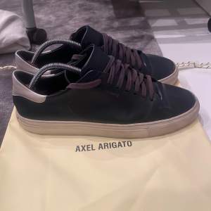 Axel arigato skor i stl 43. Unik modell eftersom att den inte säljs längre (vitt där bak). Lite slitna skosnören men annars i bra skick. Priset är inte hugget i sten🍾🙌🏼
