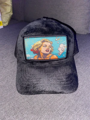 Revenite Keps Svart - Helt oanvänd Revenite Keps, den har fortfarande kartong biten kvar i kepsen. Skönt material och anpassningsbar i storleken😊