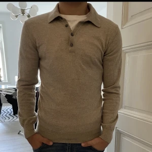 Oscar Jacobson tröja - Säljer denna svinfräsha långärmade piké från Oscar jacobson, säljer den då den inte riktigt kommer till användning och skicket är 9/10, finns inga defekter alls. Nypris ligger på 1800 Kan diskutera pris, Hör gärna av er vid minsta fundering Mvh//Filip 