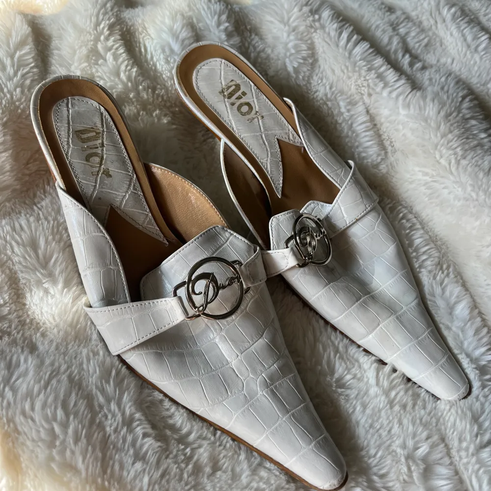 Populära ”kitten heels” från Dior, inköpta second hand. Har en del slitningar, se bilder. Inget en skomakare inte kan fixa! Storlek 37.. Skor.