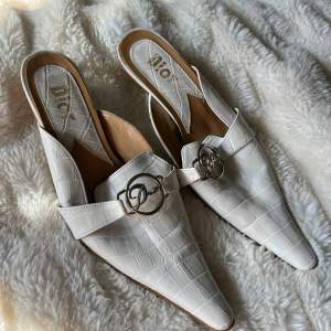 Populära ”kitten heels” från Dior, inköpta second hand. Har en del slitningar, se bilder. Inget en skomakare inte kan fixa! Storlek 37.
