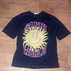 Ganni T-shirt  - Nypris: 995:- Aldrig använd  Grå  XS 