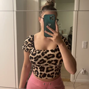 Topp - Fin leopardtopp Aldrig använt denna så den är i toppskick 💗