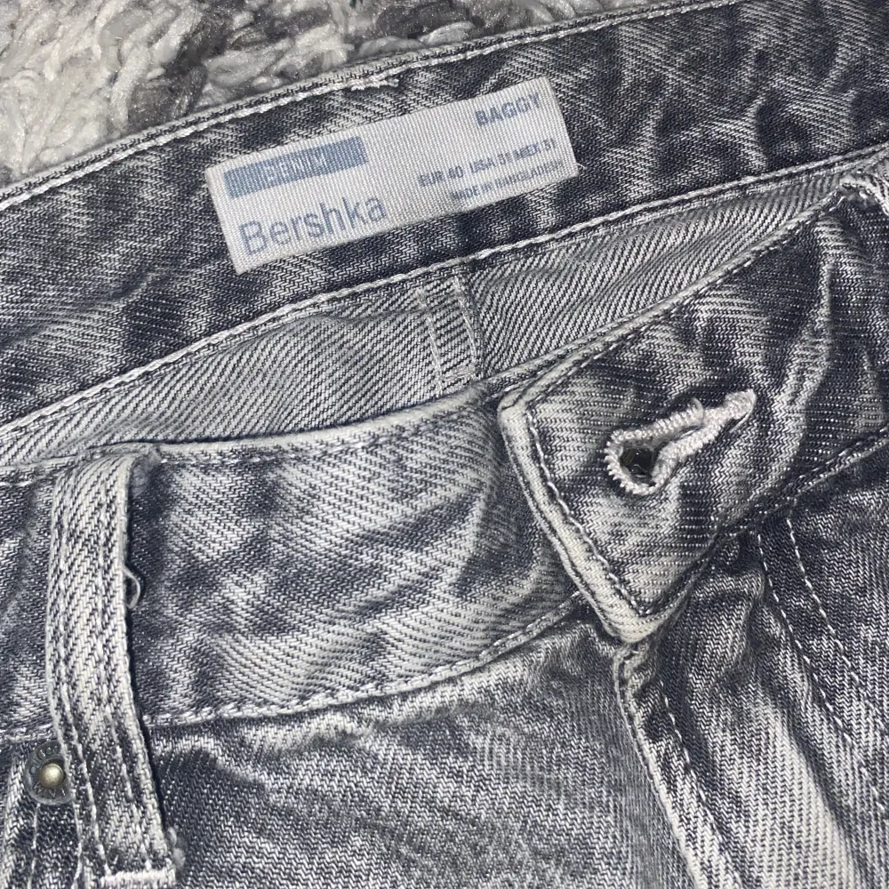 Baggy jeans från bershka köpta i London. Skick:7/10 då det är ett pyttelitet hål på baksidan men knappt synligt, annars är dem i bra fint skick, kanske lite slitna nertill då dom används under sen vinter. . Jeans & Byxor.