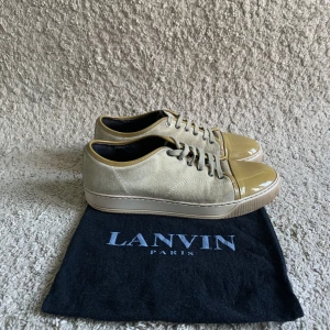 Lanvin - Ett par schyssta Lanvin skor i ett extremt bra skick (9/10)🤝 Dustbag tillkommer endast, därav det låga priset. Nypris=4000+ | Mitt pris=1599. Inga frågor är dumma frågor!😊UK 8