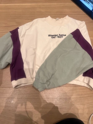 Tjocktröja  - Säljer denna fina tjocktröja från pull and bear. Den kommer inte till användning längre för mig. Köparen står för frakten💕