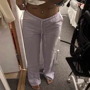 Lågmidjade linnebyxor  - Ett par lågmidjade linnebyxor i storleken xxs. Men passar mig som bruka ha xs-s. Köpt ifrån h&m men aldrig använd. Slutsåld 
