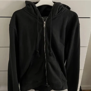 Zip up hoodie  - Perfekt tröja nu till hösten som passar till allt, säljer den då den inte kommer till så mycket användning längre då jag har fler, skriv privat vid frågor eller intresse💓