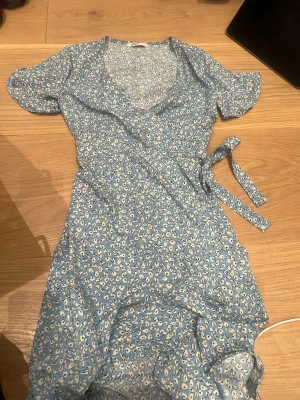 Omlott klänning  - Säljer denna fina omlott klänning från only. Den är jätte fin till sommaren. Köparen står för frakten💕