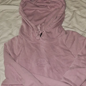 Hoodie - Rosa hoodie från peak performance