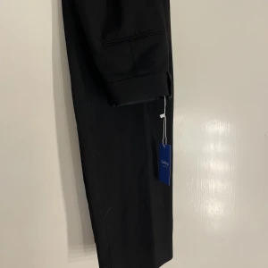 Kostymbyxor  - Högmidjade kostymbyxor från Zara men köpta på sellpy. Har inte kunnat använda dem då de är för små. Upplevs små i storlek