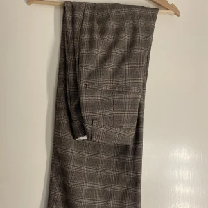 Kostymbyxor - Kostymbyxor från zara, aldrig använda men sömnen har gått upp på ena benet ( se bild). ❤️