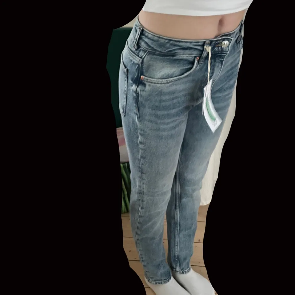 Jätte fina och oanvända jeans med lappen kvar från Gina tricot🩵kostade från början 499kr, men säljer för 300kr (priset kan diskuteras) Midjan är 35cm. Jeans & Byxor.