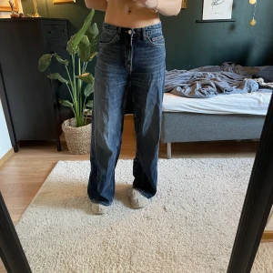Jeans - Baggy midwaist jeans från Zara. Jag är 178 cm och de går hela vägen ner på mig. Jättebra skick.