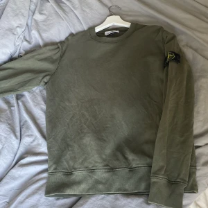 Stone Island Crewneck  - Stone island Crewneck köpt på Johnells, Uppsala.  Väldigt gott skick✅  +Model på bild väger 74kg och är 176cm lång. 