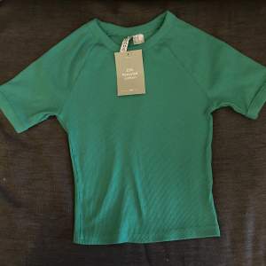 En jättefin mörkgrön tröja från HM i storlek XXS med lappen kvar💚Endast testad!  Säljer då den är för liten. Bara att skriva om ni undrar nåt eller vill ha fler bilder💞