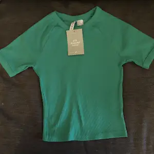 En jättefin mörkgrön tröja från HM i storlek XXS med lappen kvar💚Endast testad!  Säljer då den är för liten. Bara att skriva om ni undrar nåt eller vill ha fler bilder💞