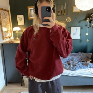 Tröja - Vintage crewneck från adidas. Köpt secondhand. Fint skick förutom hålet vid ena ärmen som inte syns när den är på.