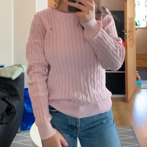 Stickad Gant - 🩷Ljusrosa stickad Gant tröja, köpt på Zalando för ett tag sen. Blivit sen dess använd Max 10ggr Hel och fläckfri Stl M dam 🩷