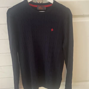 Kabelstickad morris tröja - Säljer en sjukt snygg mörkblå Morris tröja i fint skick! Den är i storlek L men passar även M. Hör av er om ni har några frågor!🙌🏻