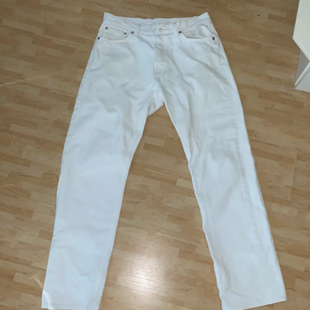 Ett par snygga jeans från Weekday Dem är i 9/10 skick Storlek 28/32. Kom gärna med snabbaffär . Farkut & Housut.
