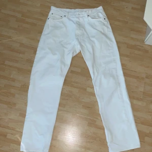 Vita Jeans från weekday - Ett par snygga jeans från Weekday Dem är i 9/10 skick Storlek 28/32. Kom gärna med snabbaffär 