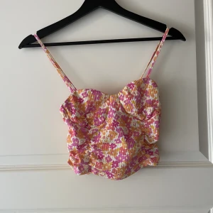 Blommig topp - Söt blommig topp från pull&bear i storlek xs. Liten i storleken passar nog xxs/xs.