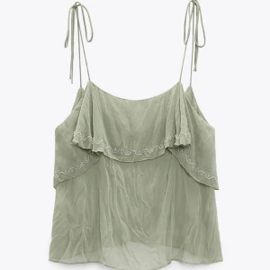 Zara linne - Fint zara linne som använts en gång och som man ser på bild tre så är det lite trådigt men inget man märker då det är på sidan💞💞