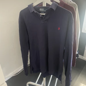 Rugbytröja polo Ralph lauren - Säljer en rugbytröja från polo Ralph lauren i perfekt skick. Nypris ligger runt 1300. Storlek L men passar även M. Hör av er vid ytterligare frågor🙌🏻