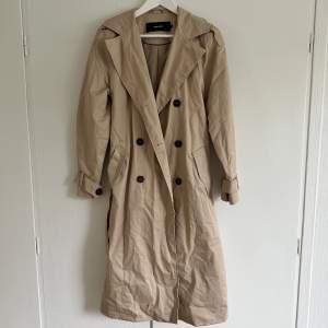 Fin trenchcoat med knappar och band, använd en gång så i nyskick. 100 kr exkl frakt. 