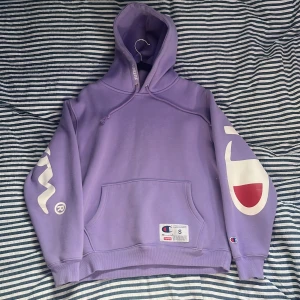 Supreme X Champion Hoodie - Supreme Hoodie i collab med Champion. Från SS18 i färgen Light Purple. Storlek S. Tyvärr så har den någon blekningsfläck någonstans, men inget som syns.