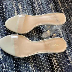 Transperanta klackar - Från Even&odd. Med knäppe, strl 37 klackhöjd 9cm. Använda 2-3 gr. Köpta i början av året på zalando, nypris 559 kr. 