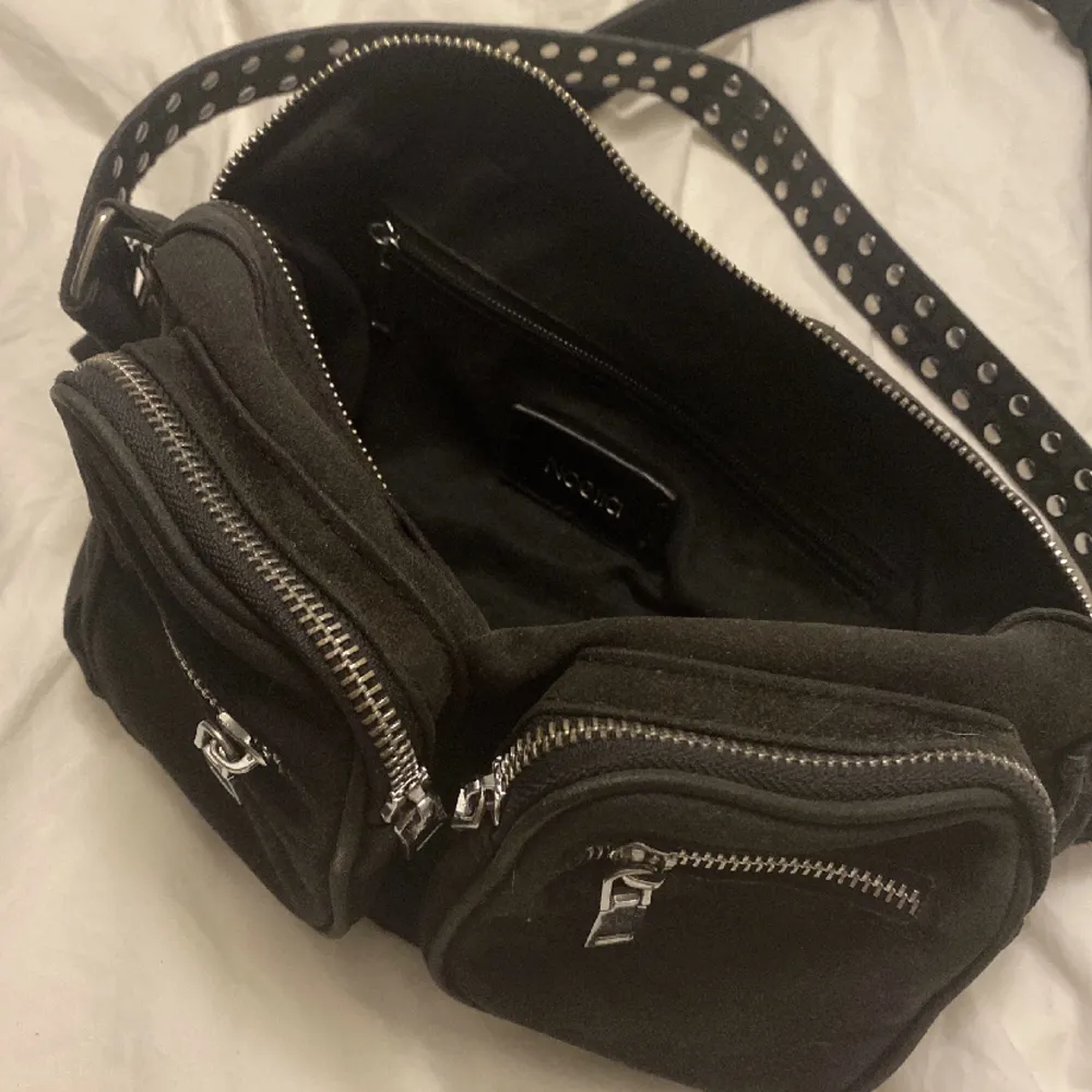 Fin svart noella väska men två band ett längre och ett kortare . Väskor.