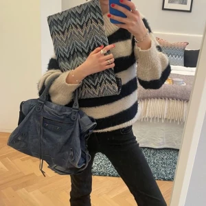 Stickad  - Säljer denna jättefina & mysiga  stickade tröjan 