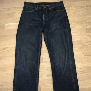 Nudie jeans - Sköna nudie co jeans som jag säljer då de var för stora för mig. Superbra skick! Modell: Tuff Tony