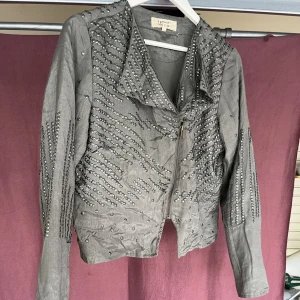 Y2K Jacka - Tyvärr får jag inte användning för denna snygging, som är sjukt unik och cool att styla. Lika snygg öppen som stängd, och har en Croppad passform. 