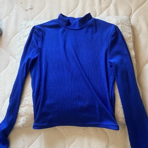 💕💕 - Älskar!!! Älskar denna tröja, älskar färgen och hur skön den är, men brukar nästan aldrig ha tröjan så tänkte testa sälja💕