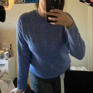 💕💕 - Säljer min blåa fina stickade från vero Moda för den ligger mest bara i garderoben, har använt den kanske 2-3 gånger 💕