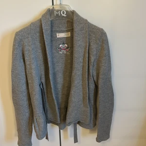 Kofta från Odd Molly - Superfin kofta frön odd molly i ull material. Storlek S/0 lite liten i storlek