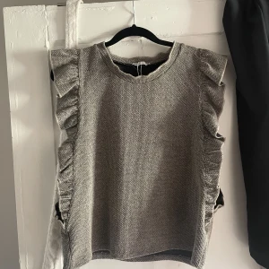 Zara topp - Nu säljer jag denna jätte gulliga topp med volanger från zara. Säljer den då jag knappt använt den. 