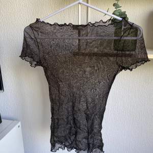 Svart mesh tröja som glittrar i solen.  Sann i storlek och är i mesh så stretch . I perfekt skick på tröjan använd några gånger. 