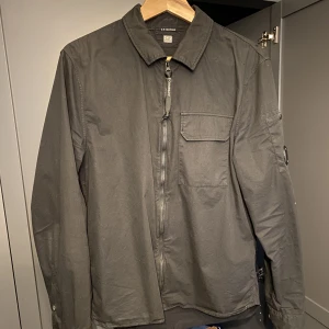 Cp company overshirt  - Tja, säljer en overshirt från cp company som är köpt från nk för 2500 något år tillbaka, skick 7/10 lite solblekt på axlarna men det syns knappt. Om du har några funderingar så skicka. Mvh 