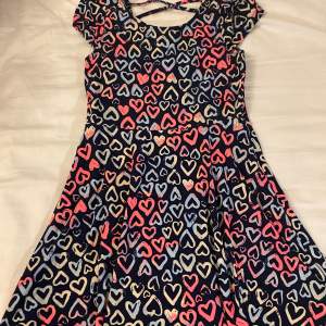 Säljer denna jätte fina klänningen som är super mjuk och den är i storlek L men den är liten i storleken🫶