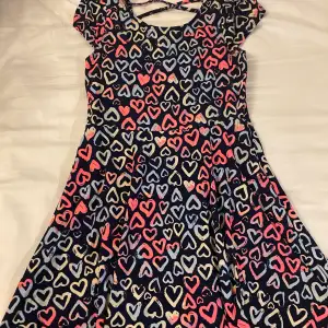 Säljer denna jätte fina klänningen som är super mjuk och den är i storlek L men den är liten i storleken🫶