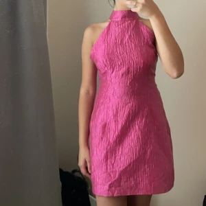 Rosa klänning  - Kort klänning från nakd, aldrig använd, etikett avklippt