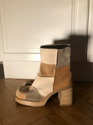 Boots med klack - Chunky höga boots i patchwork stil. Bra skick