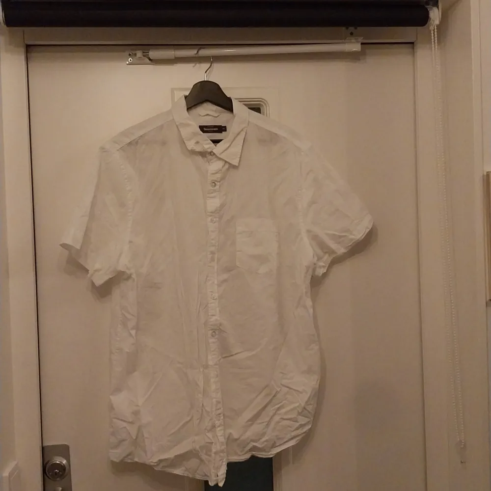 Vit stilren skjorta från dressman med storlek 2XL i bra skick. Skjortor.